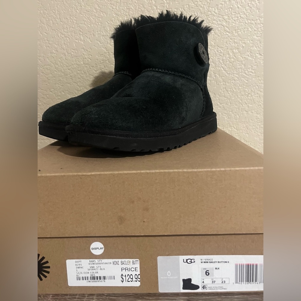 Women’s black short Ugg’s
